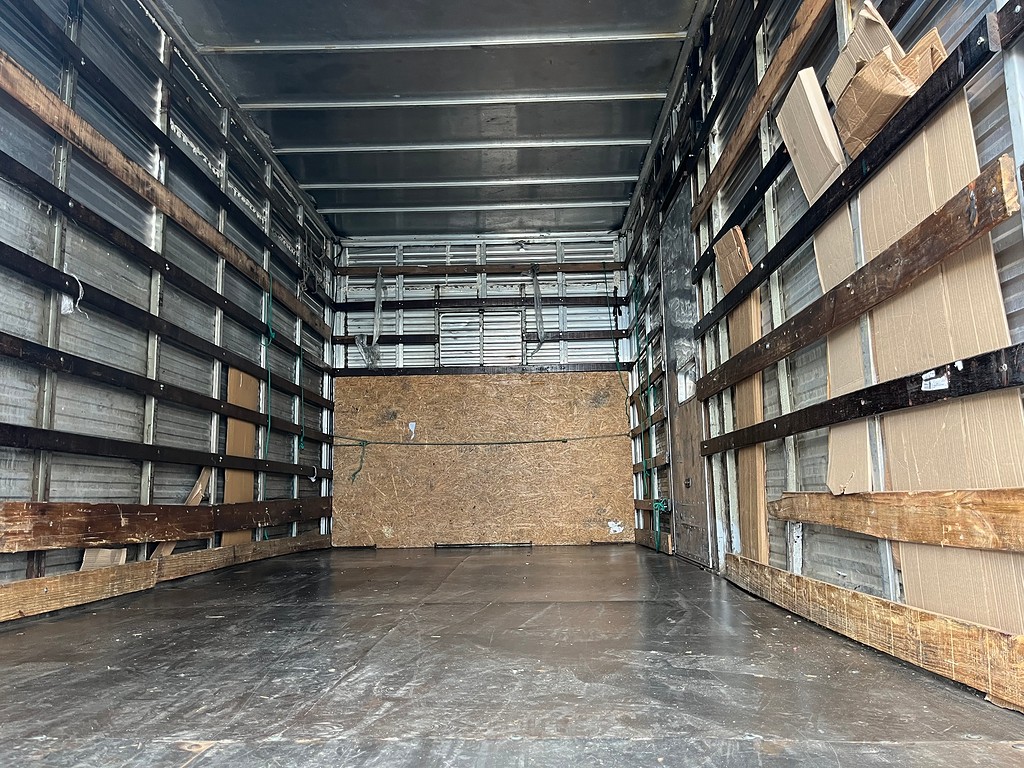 Caminhão MERCEDES BENZ MB 709 Baú Furgão ANO 1992 de Oto Junior Caminhões no Paraná