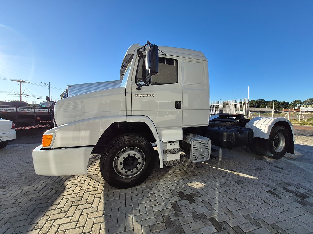 Caminhão MERCEDES BENZ MB 1634 Cavalo Mecânico ANO 2005 de Oto Junior Caminhões no Paraná