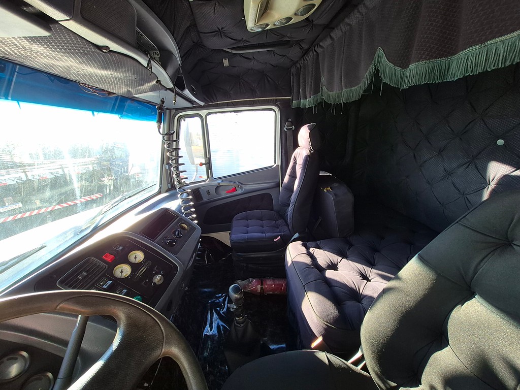 Caminhão MERCEDES BENZ MB 1634 Cavalo Mecânico ANO 2005 de Oto Junior Caminhões no Paraná