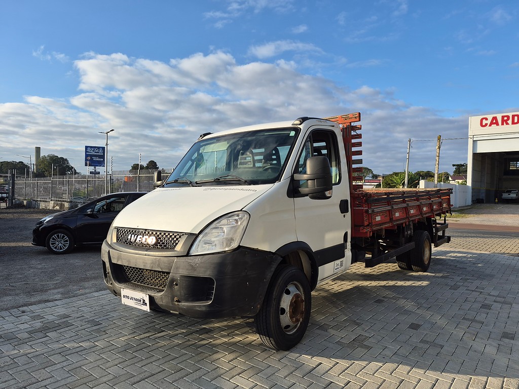 Caminhão IVECO DAILY 70c17 Carroceria ANO 2014 de Oto Junior Caminhões no Paraná