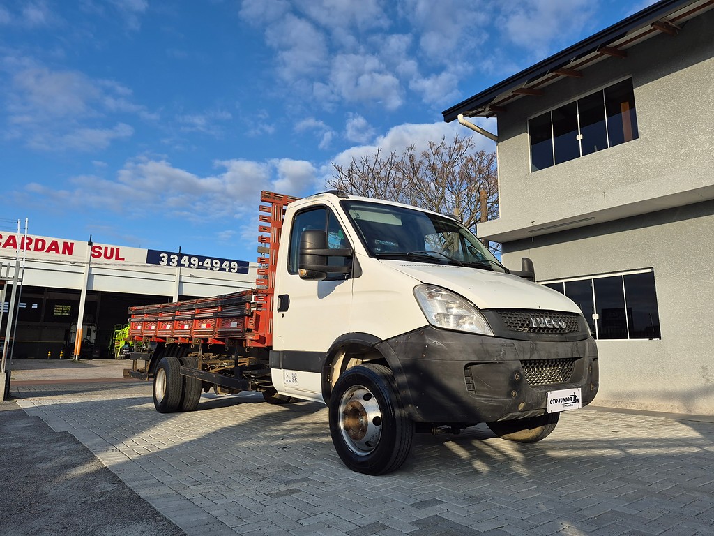 Caminhão IVECO DAILY 70c17 Carroceria ANO 2014 de Oto Junior Caminhões no Paraná