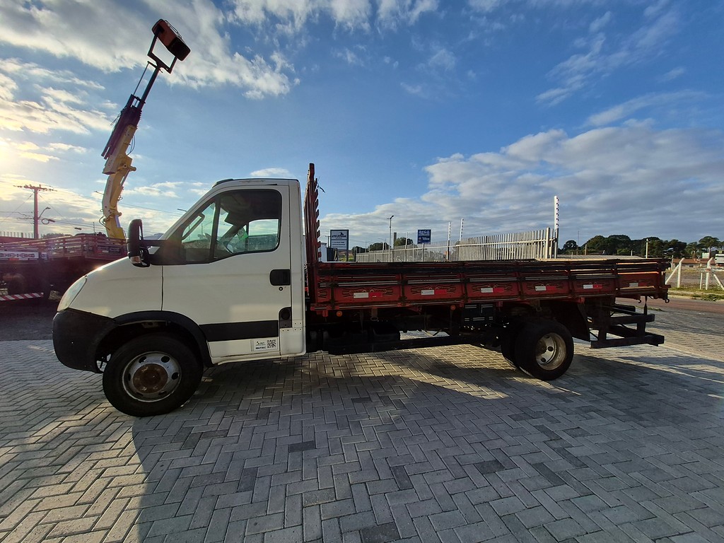Caminhão IVECO DAILY 70c17 Carroceria ANO 2014 de Oto Junior Caminhões no Paraná