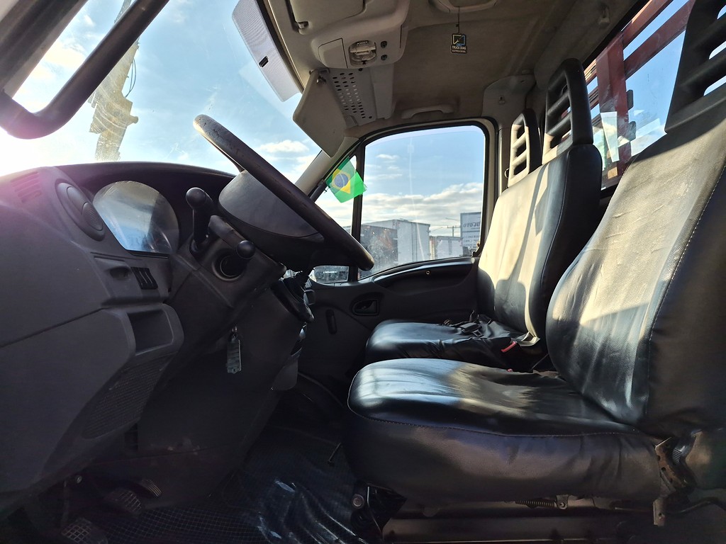 Caminhão IVECO DAILY 70c17 Carroceria ANO 2014 de Oto Junior Caminhões no Paraná