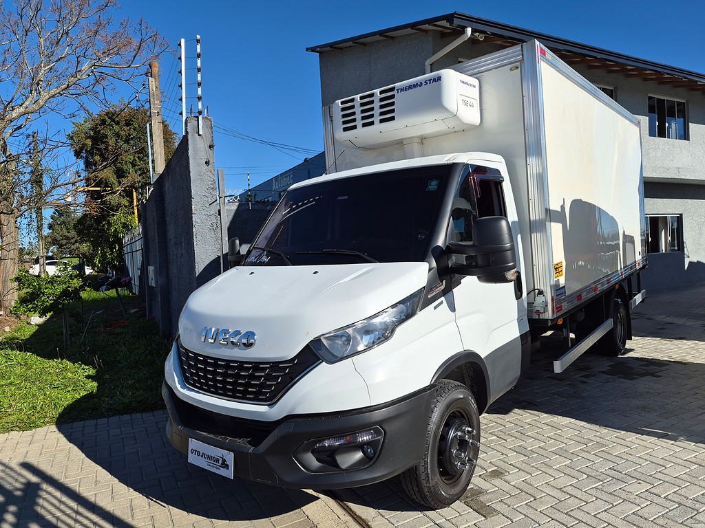 Caminhão IVECO DAILY 65-170 Baú Frigorífico ANO 2023 de Oto Junior Caminhões no Paraná