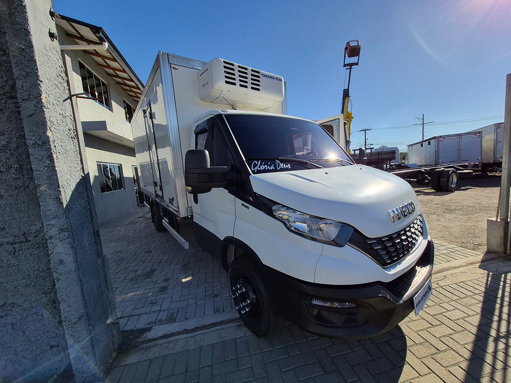 Caminhão IVECO DAILY 65-170 Baú Frigorífico ANO 2023 de Oto Junior Caminhões no Paraná