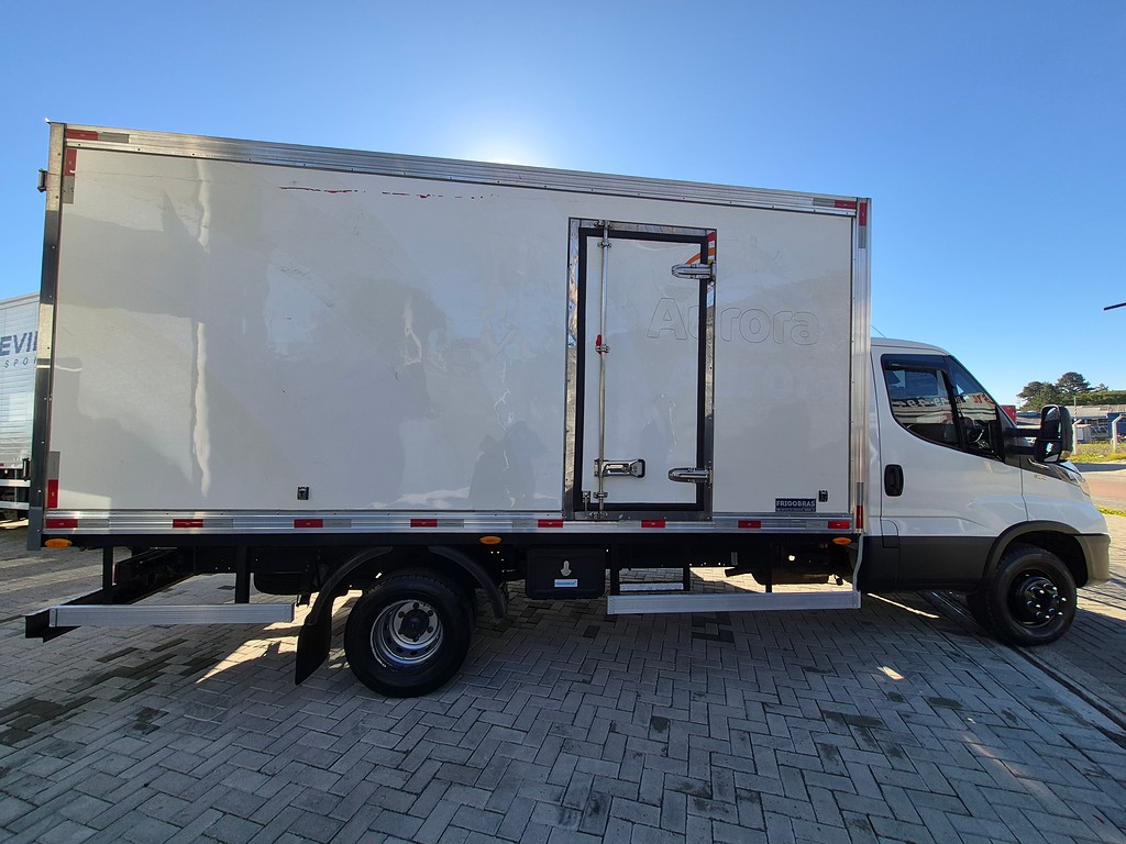 Caminhão IVECO DAILY 65-170 Baú Frigorífico ANO 2023 de Oto Junior Caminhões no Paraná