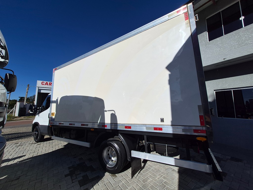 Caminhão IVECO DAILY 65-170 Baú Frigorífico ANO 2023 de Oto Junior Caminhões no Paraná