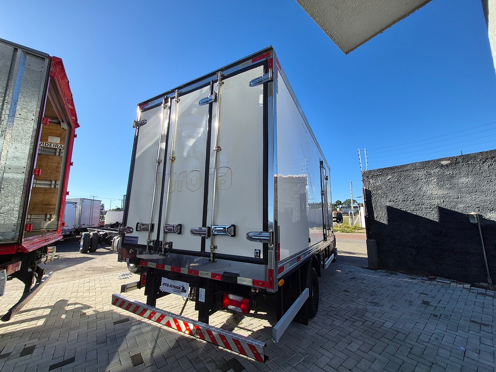 Caminhão IVECO DAILY 65-170 Baú Frigorífico ANO 2023 de Oto Junior Caminhões no Paraná