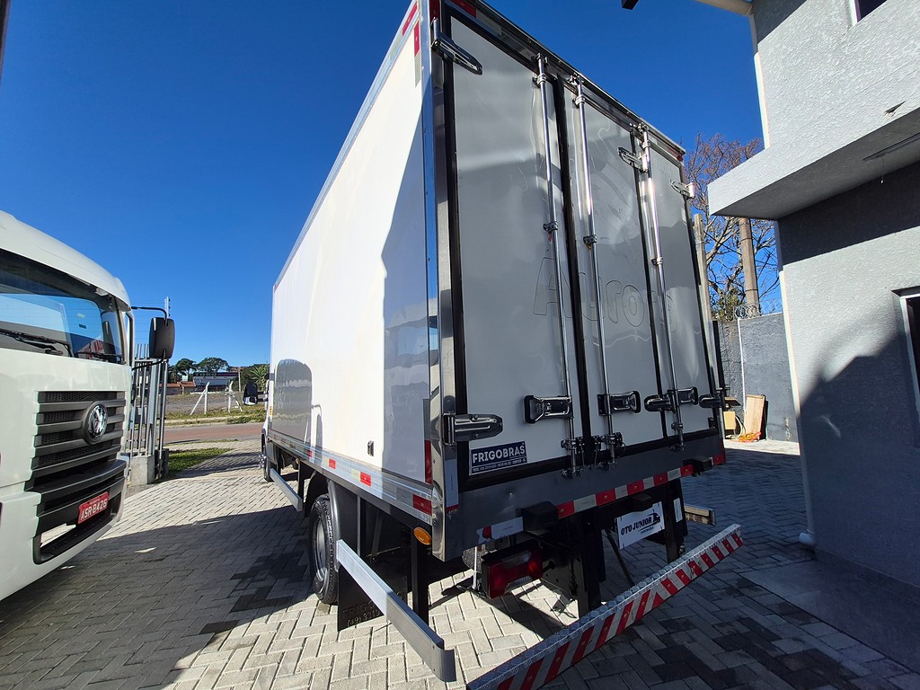 Caminhão IVECO DAILY 65-170 Baú Frigorífico ANO 2023 de Oto Junior Caminhões no Paraná