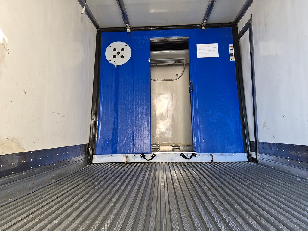 Caminhão IVECO DAILY 65-170 Baú Frigorífico ANO 2023 de Oto Junior Caminhões no Paraná