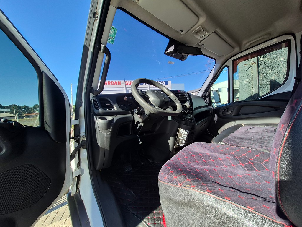Caminhão IVECO DAILY 65-170 Baú Frigorífico ANO 2023 de Oto Junior Caminhões no Paraná