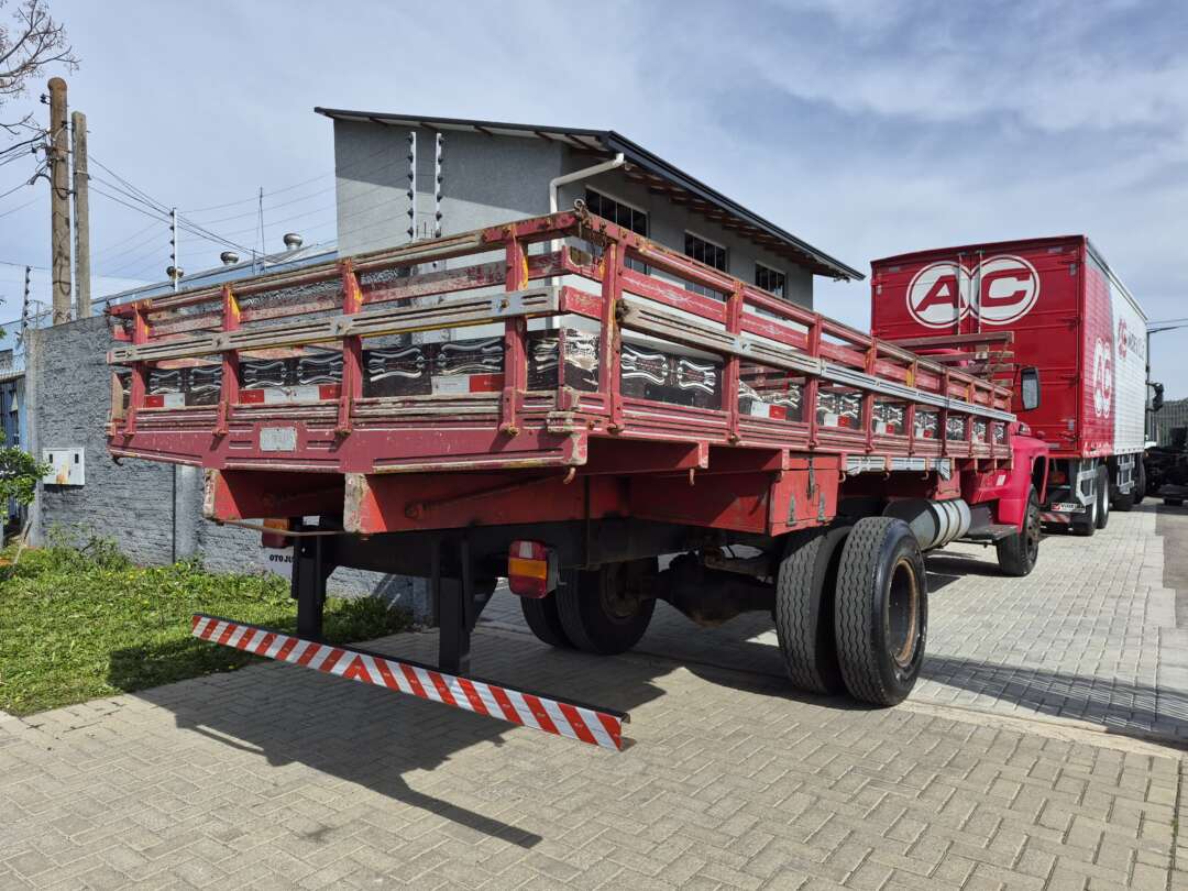 Caminhão FORD F-700 Carroceria ANO 1977 de Oto Junior Caminhões no Paraná