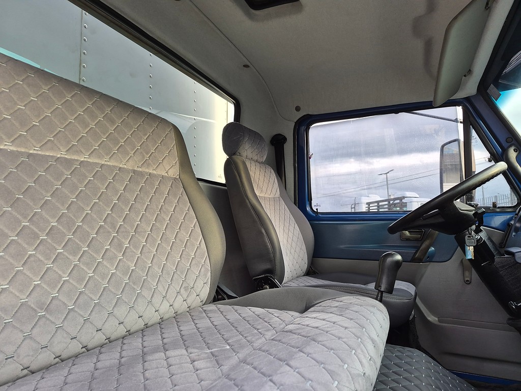 Caminhão VOLKSWAGEN VW 8150 Baú Furgão ANO 2011 de Oto Junior Caminhões no Paraná