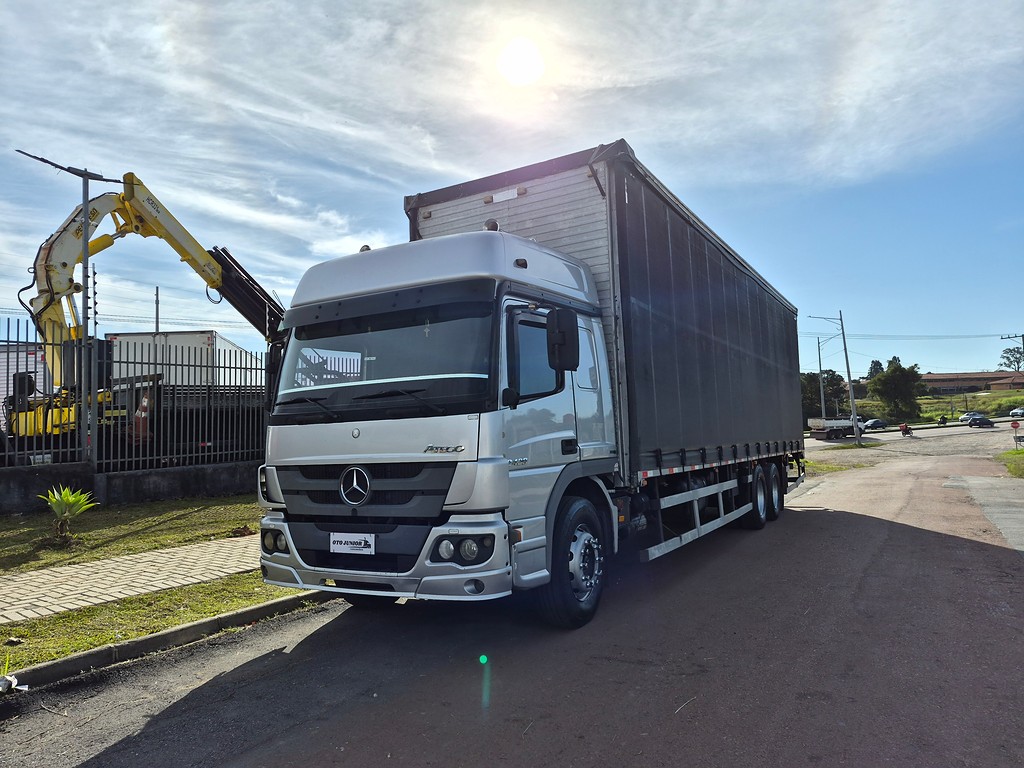 Caminhão MERCEDES BENZ MB 2429 Baú Sider ANO 2012 de Oto Junior Caminhões no Paraná
