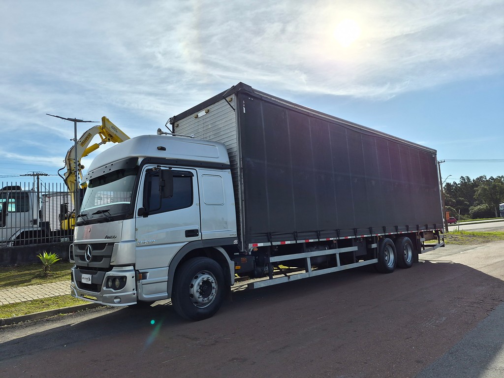 Caminhão MERCEDES BENZ MB 2429 Baú Sider ANO 2012 de Oto Junior Caminhões no Paraná