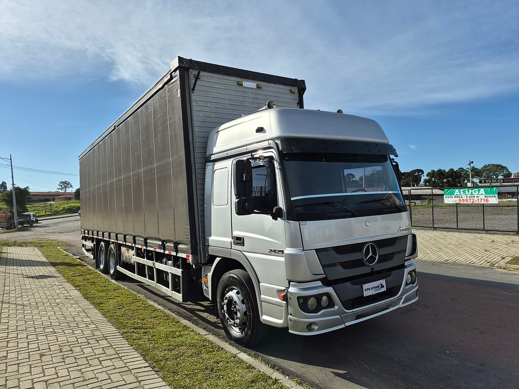 Caminhão MERCEDES BENZ MB 2429 Baú Sider ANO 2012 de Oto Junior Caminhões no Paraná