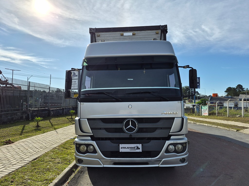 Caminhão MERCEDES BENZ MB 2429 Baú Sider ANO 2012 de Oto Junior Caminhões no Paraná