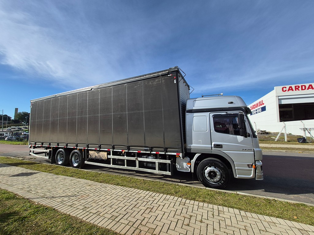 Caminhão MERCEDES BENZ MB 2429 Baú Sider ANO 2012 de Oto Junior Caminhões no Paraná
