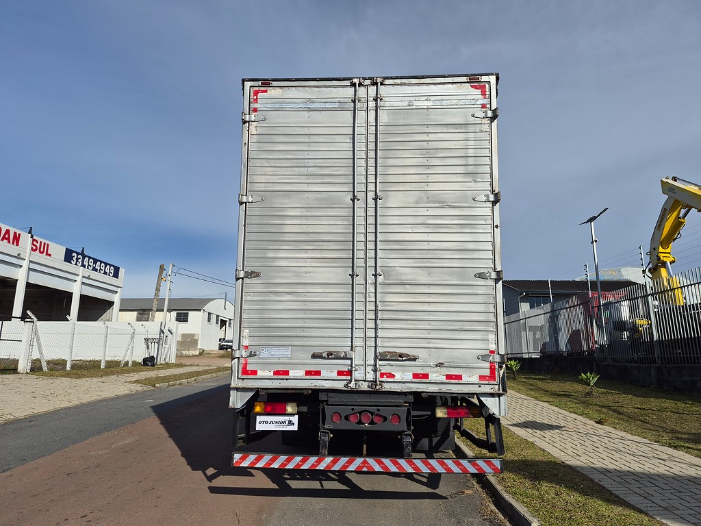 Caminhão MERCEDES BENZ MB 2429 Baú Sider ANO 2012 de Oto Junior Caminhões no Paraná