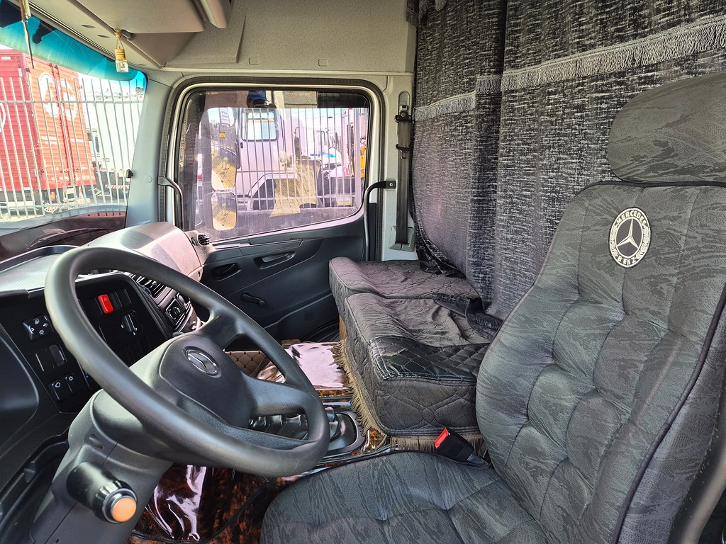 Caminhão MERCEDES BENZ MB 2429 Baú Sider ANO 2012 de Oto Junior Caminhões no Paraná