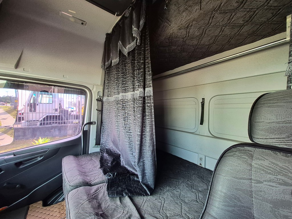 Caminhão MERCEDES BENZ MB 2429 Baú Sider ANO 2012 de Oto Junior Caminhões no Paraná