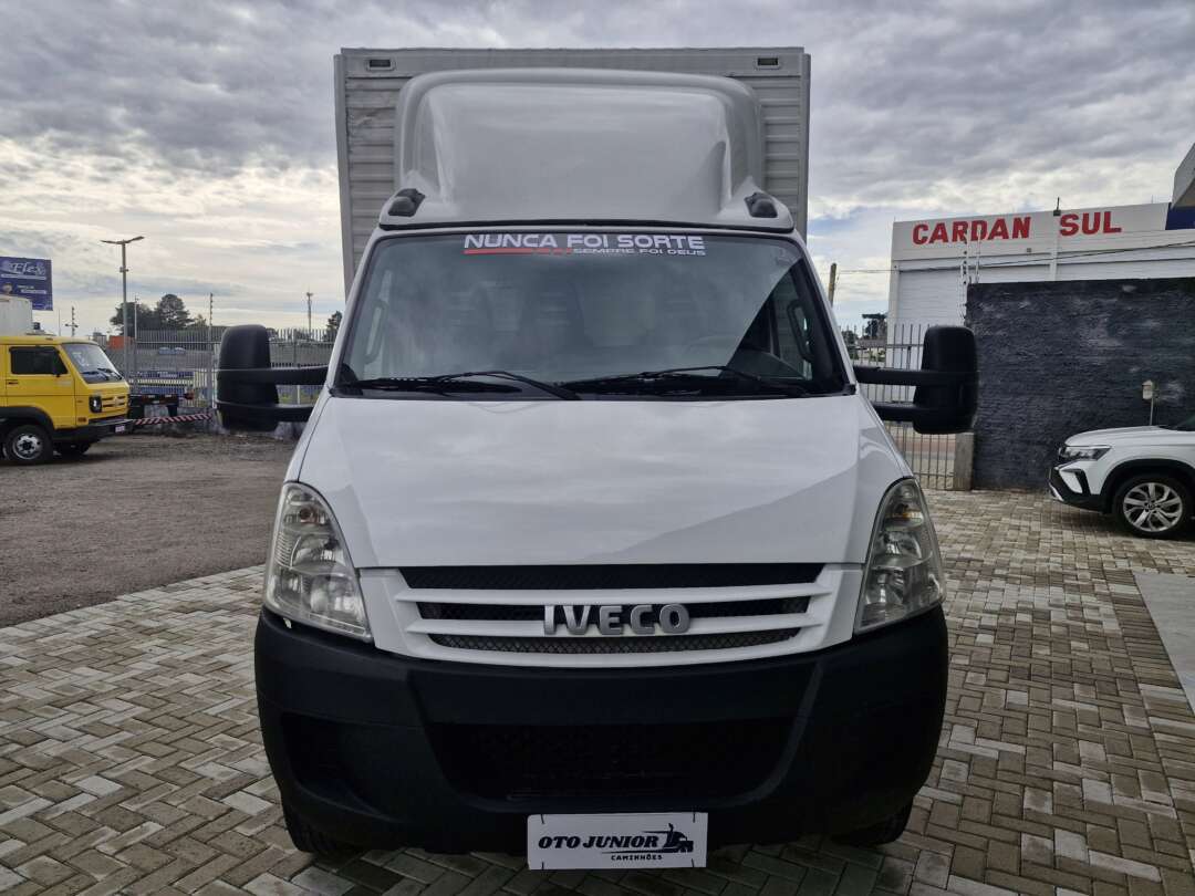Caminhão IVECO DAILY 70c16 Baú Furgão ANO 2010 de Oto Junior Caminhões no Paraná