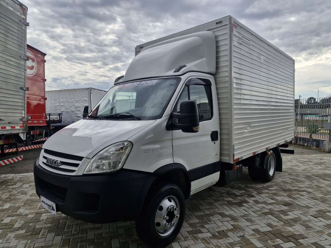 Caminhão IVECO DAILY 70c16 Baú Furgão ANO 2010 de Oto Junior Caminhões no Paraná