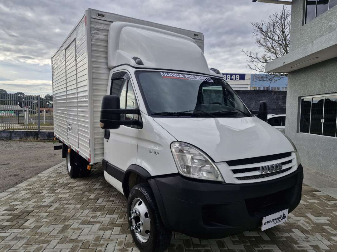 Caminhão IVECO DAILY 70c16 Baú Furgão ANO 2010 de Oto Junior Caminhões no Paraná