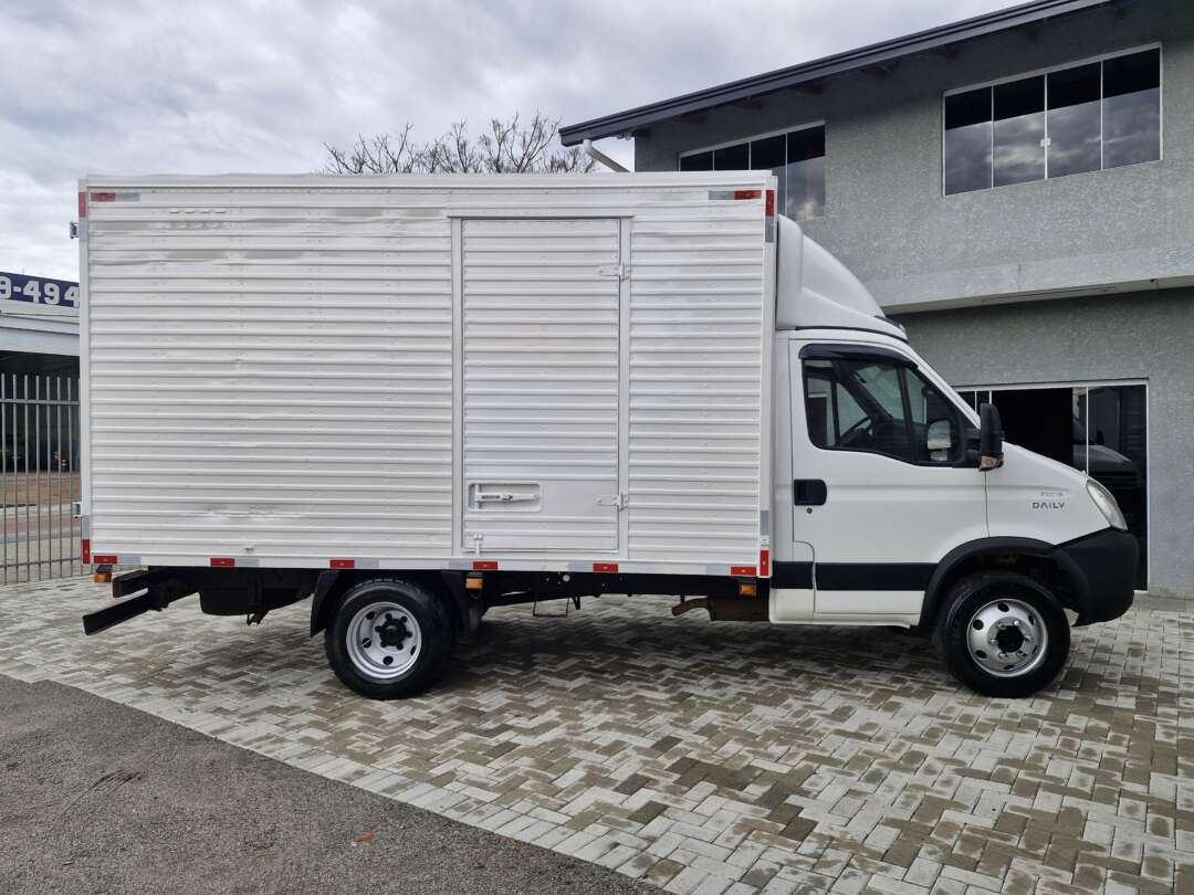 Caminhão IVECO DAILY 70c16 Baú Furgão ANO 2010 de Oto Junior Caminhões no Paraná