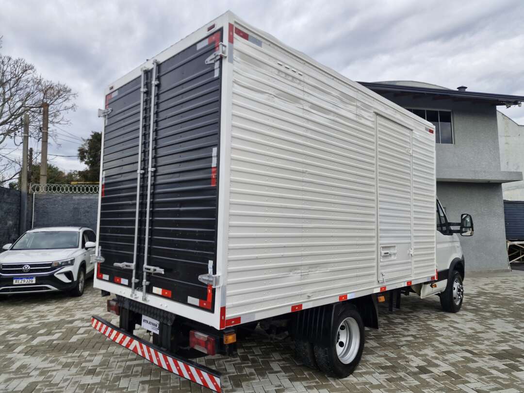 Caminhão IVECO DAILY 70c16 Baú Furgão ANO 2010 de Oto Junior Caminhões no Paraná