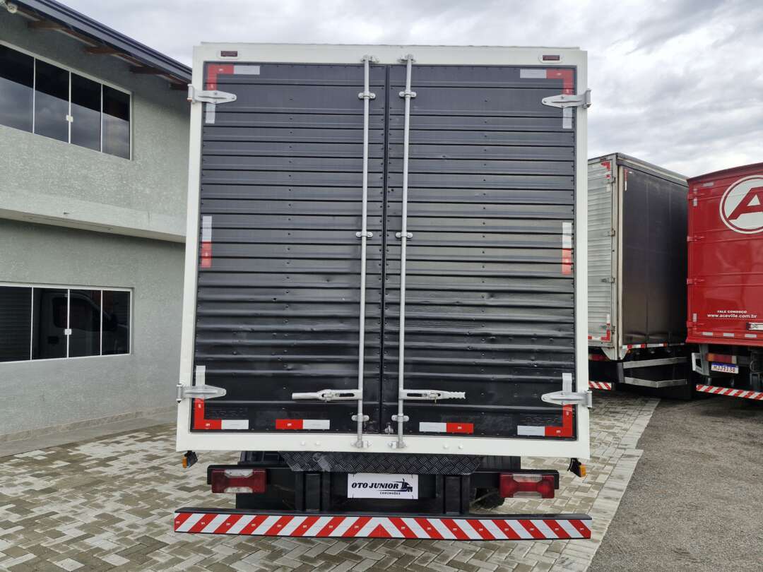 Caminhão IVECO DAILY 70c16 Baú Furgão ANO 2010 de Oto Junior Caminhões no Paraná