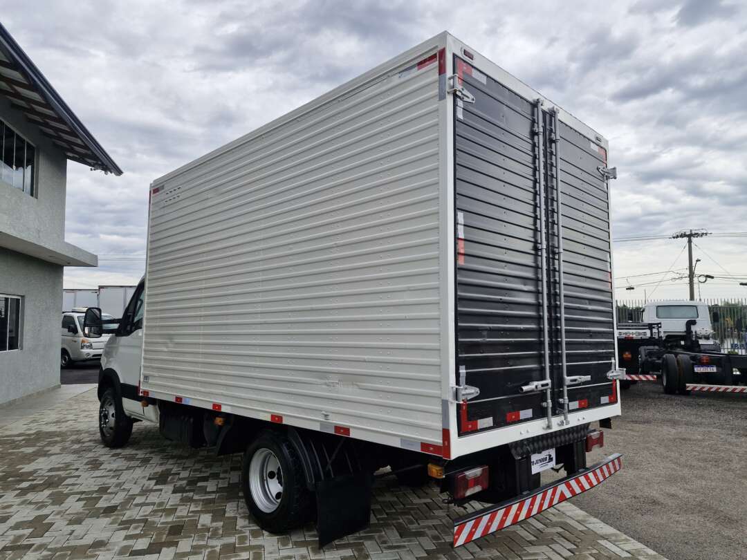 Caminhão IVECO DAILY 70c16 Baú Furgão ANO 2010 de Oto Junior Caminhões no Paraná