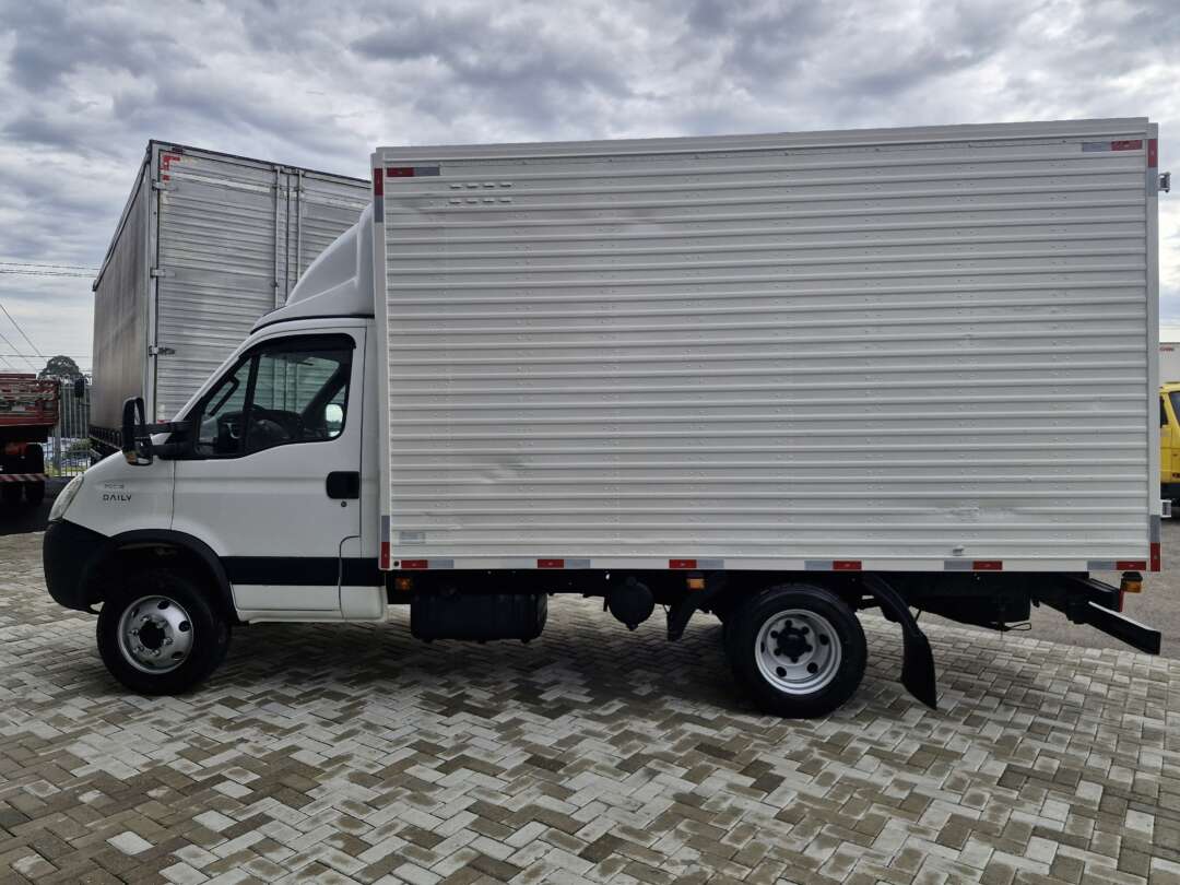 Caminhão IVECO DAILY 70c16 Baú Furgão ANO 2010 de Oto Junior Caminhões no Paraná