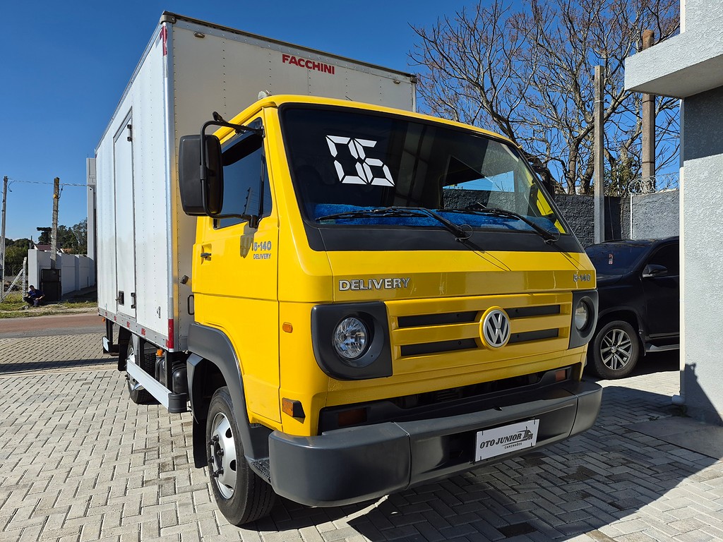 Caminhão VOLKSWAGEN VW 5140 Baú Furgão ANO 2005 de Oto Junior Caminhões no Paraná