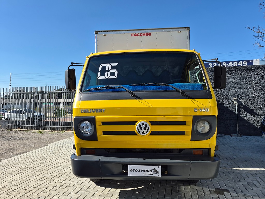Caminhão VOLKSWAGEN VW 5140 Baú Furgão ANO 2005 de Oto Junior Caminhões no Paraná