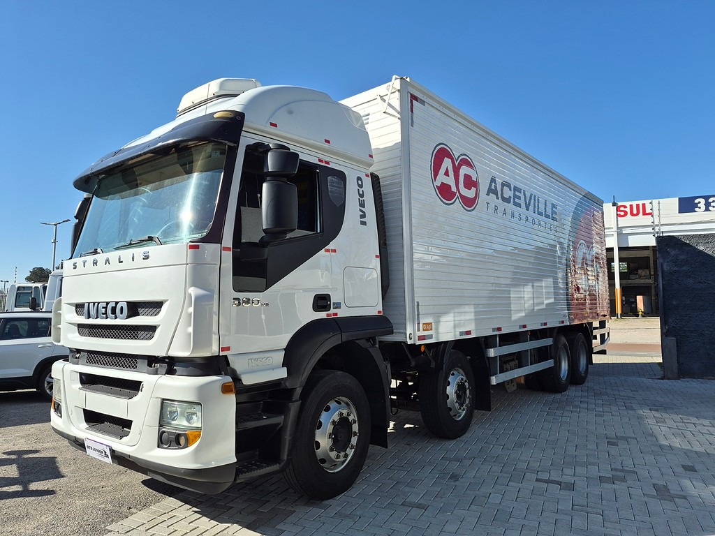 Caminhão IVECO STRALIS 380 Baú Furgão ANO 2012 de Oto Junior Caminhões no Paraná