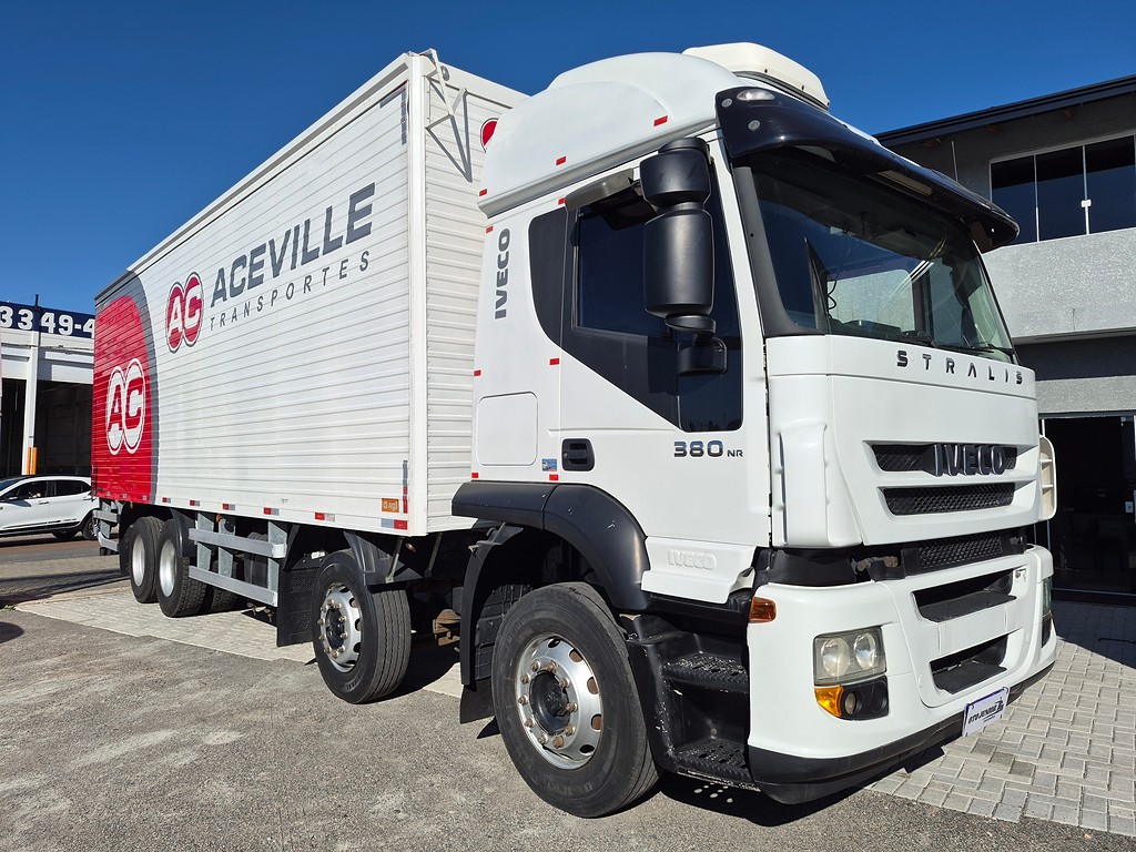 Caminhão IVECO STRALIS 380 Baú Furgão ANO 2012 de Oto Junior Caminhões no Paraná