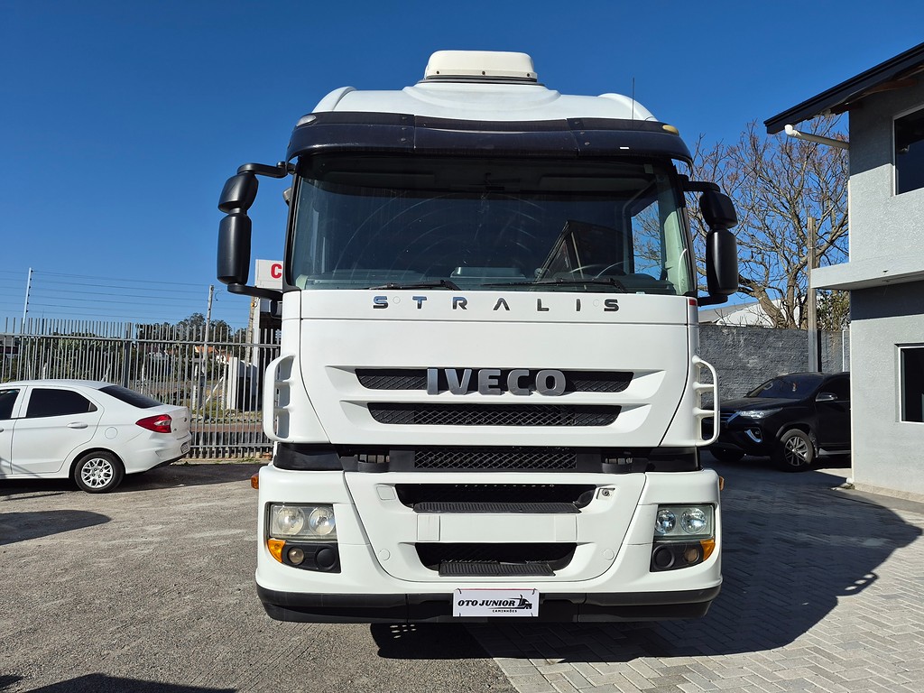 Caminhão IVECO STRALIS 380 Baú Furgão ANO 2012 de Oto Junior Caminhões no Paraná