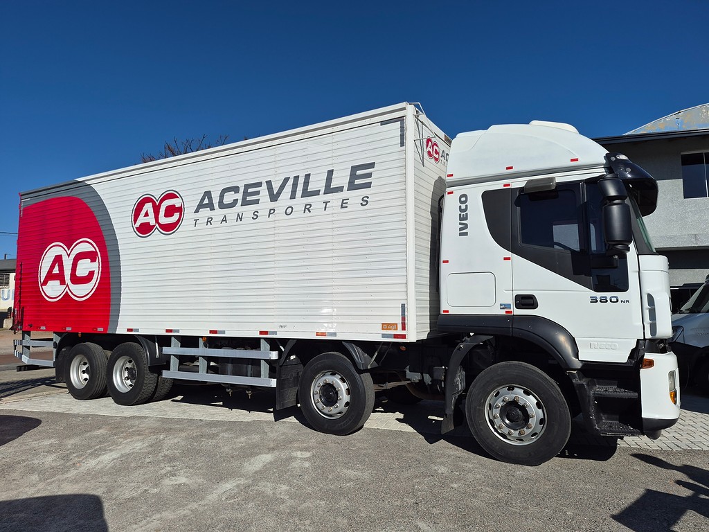 Caminhão IVECO STRALIS 380 Baú Furgão ANO 2012 de Oto Junior Caminhões no Paraná