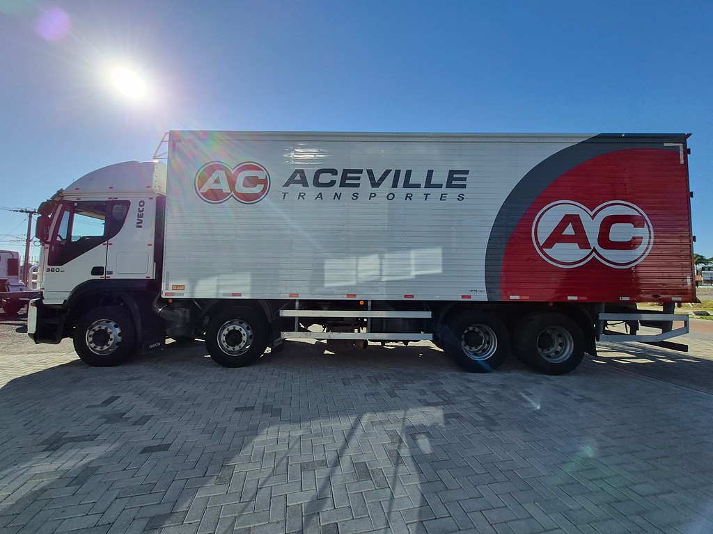 Caminhão IVECO STRALIS 380 Baú Furgão ANO 2012 de Oto Junior Caminhões no Paraná