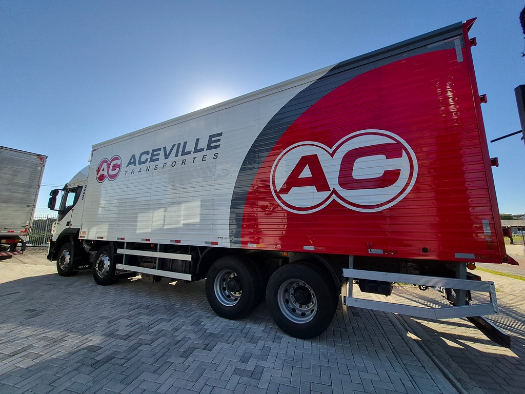 Caminhão IVECO STRALIS 380 Baú Furgão ANO 2012 de Oto Junior Caminhões no Paraná