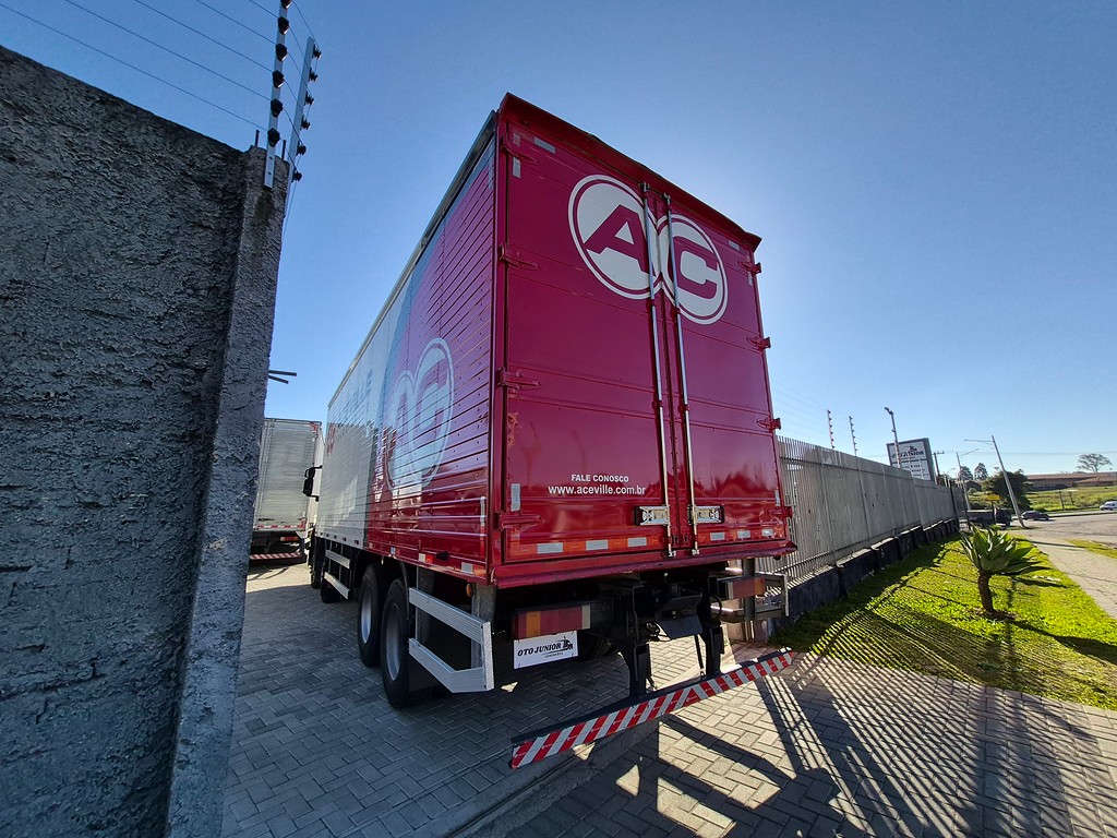 Caminhão IVECO STRALIS 380 Baú Furgão ANO 2012 de Oto Junior Caminhões no Paraná
