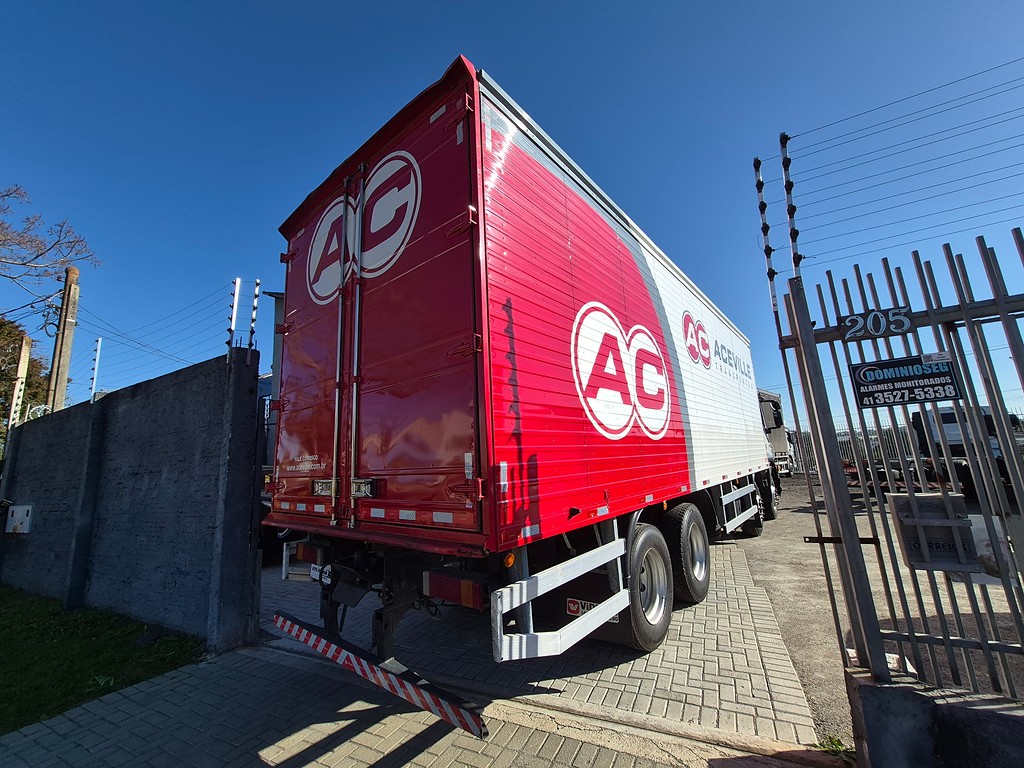 Caminhão IVECO STRALIS 380 Baú Furgão ANO 2012 de Oto Junior Caminhões no Paraná