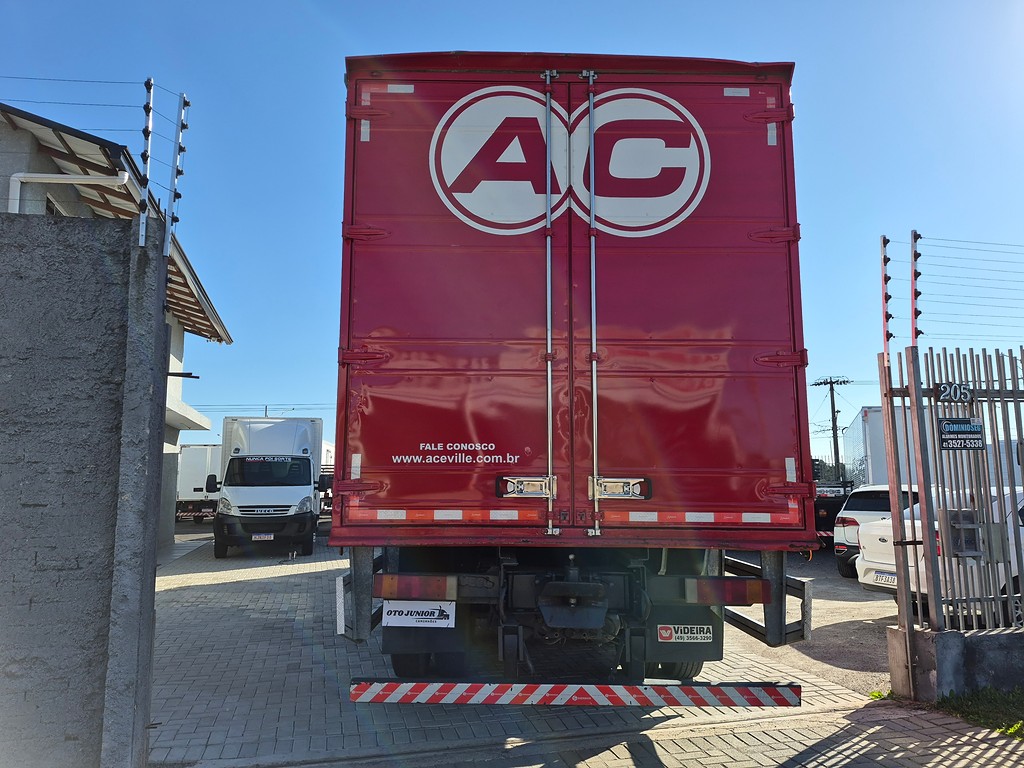 Caminhão IVECO STRALIS 380 Baú Furgão ANO 2012 de Oto Junior Caminhões no Paraná