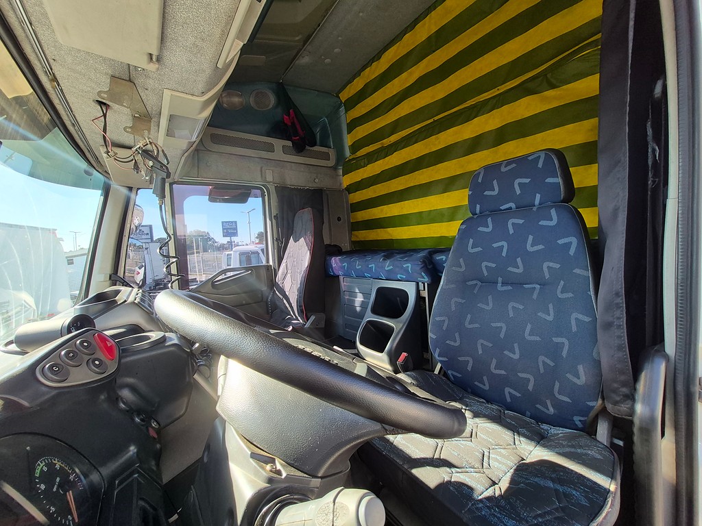 Caminhão IVECO STRALIS 380 Baú Furgão ANO 2012 de Oto Junior Caminhões no Paraná