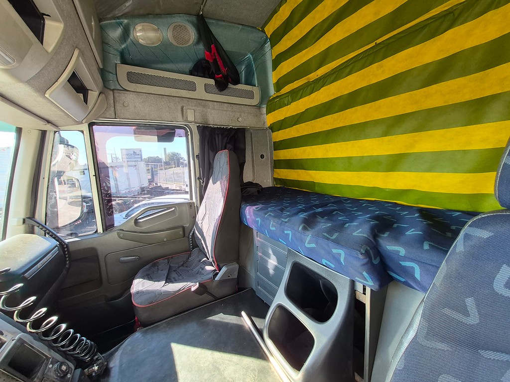 Caminhão IVECO STRALIS 380 Baú Furgão ANO 2012 de Oto Junior Caminhões no Paraná