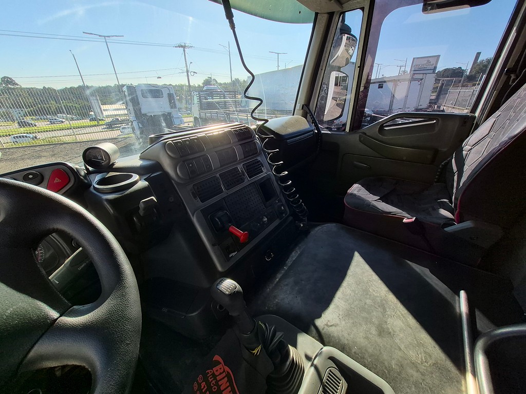Caminhão IVECO STRALIS 380 Baú Furgão ANO 2012 de Oto Junior Caminhões no Paraná