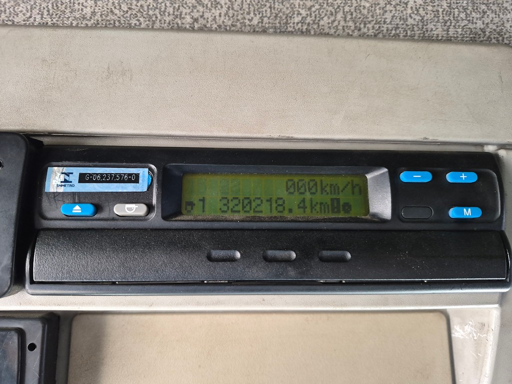 Caminhão IVECO STRALIS 380 Baú Furgão ANO 2012 de Oto Junior Caminhões no Paraná