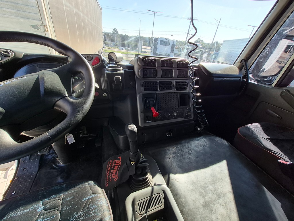 Caminhão IVECO STRALIS 380 Baú Furgão ANO 2012 de Oto Junior Caminhões no Paraná