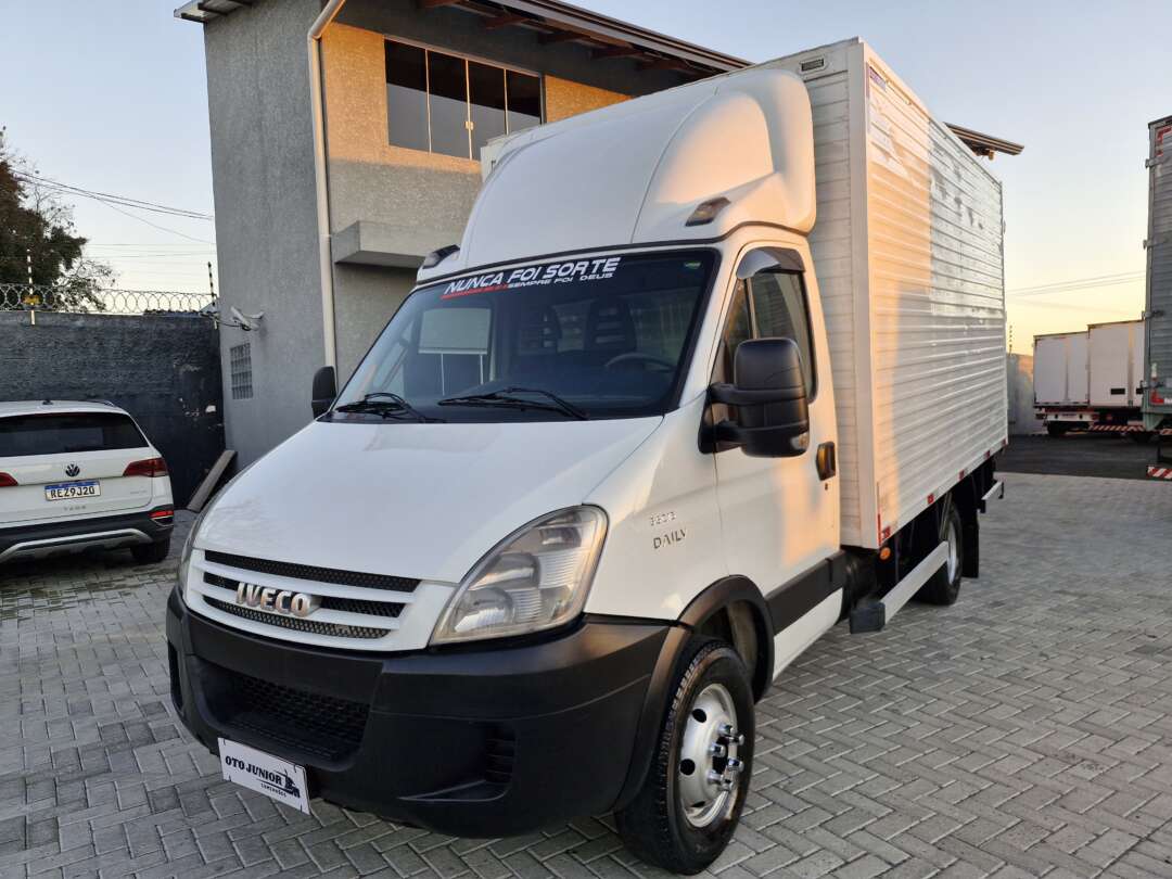 Caminhão IVECO DAILY 55c16 Baú Furgão ANO 2011 de Oto Junior Caminhões no Paraná